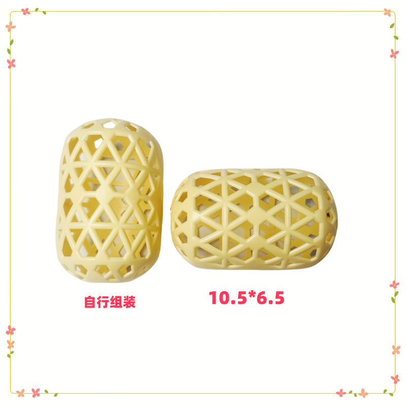 竹をまねてプラスチックのかごの小さい提灯を編みます。|undefined