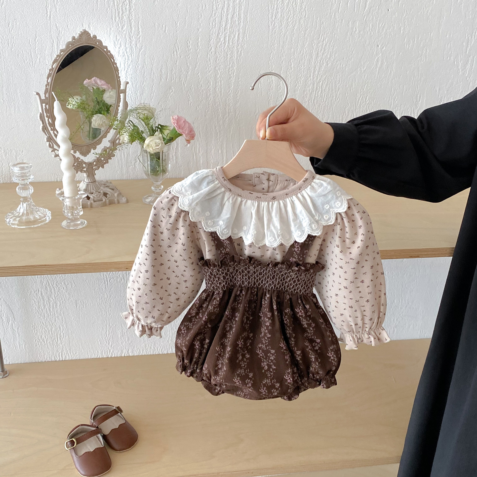 2025秋季婴童花边领打底衫上衣女宝宝复古碎花背带裤包屁裤套装