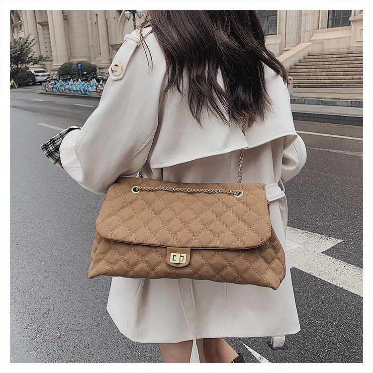 The new diamond-shaped chain bag for women is a trendy and fashionable matte single-shoulder armpit bag for commuting. The large-capacity crossbody bag is a cross-border trend undefined