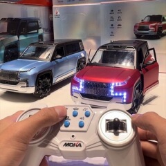 新エネルギーのリモコンの車の模型は大きいです。u 8電車の充電杭を見上げます。