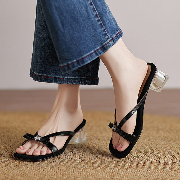 Sandal cao gót nữ mũi vuông hở ngón, quai ngang đính nơ, gót trong suốt 7 cm — màu đen, màu trắng ngà