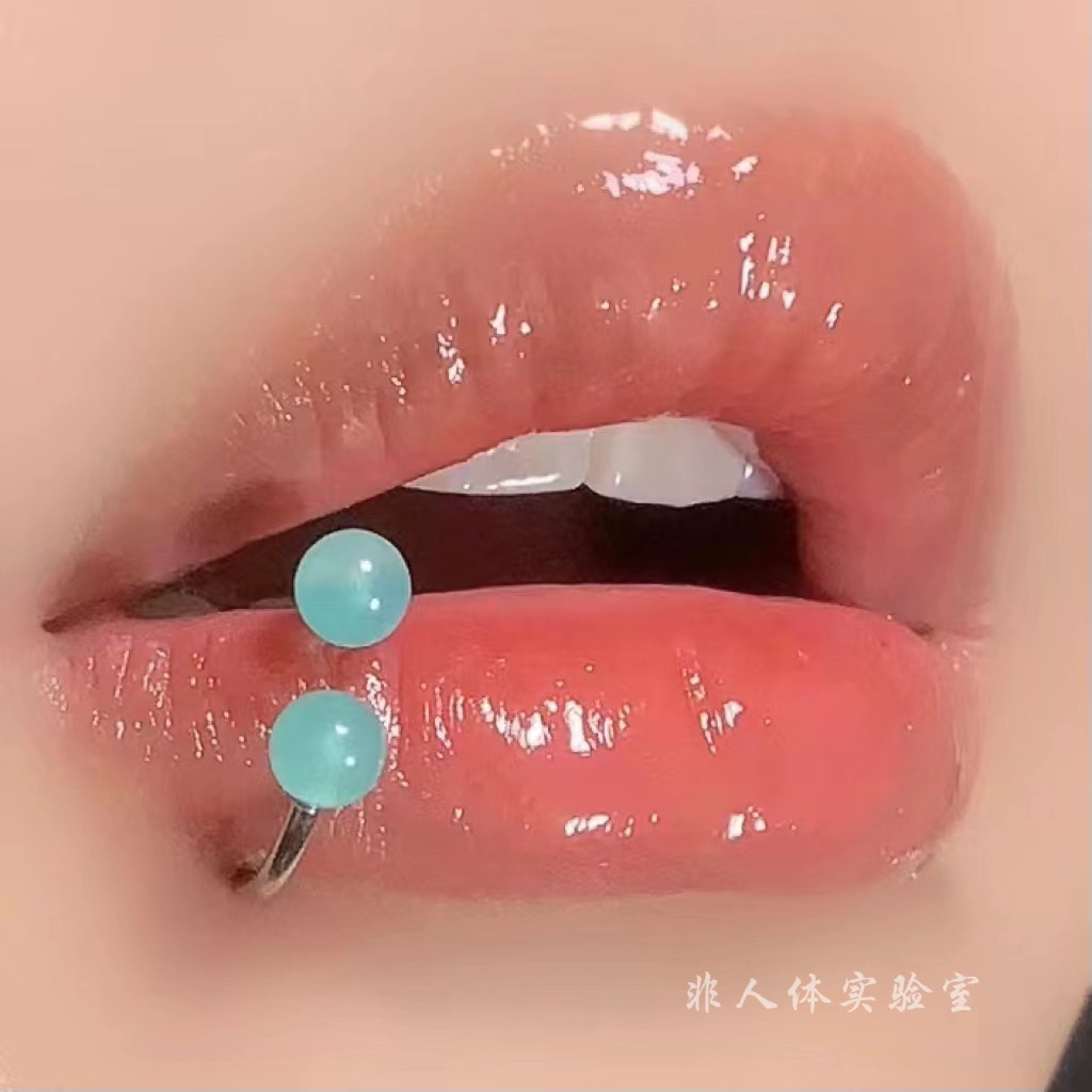 16G labret stud size and finish detail