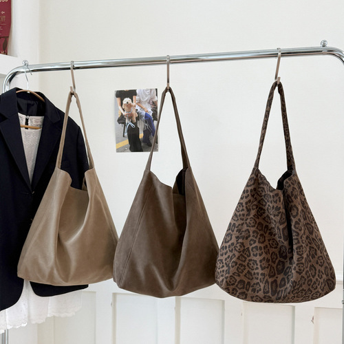 Korean-style niche leopard print canvas tote bag, autumn/winter new casual lazy wind shoulder bag, large capacity commuting tote bag