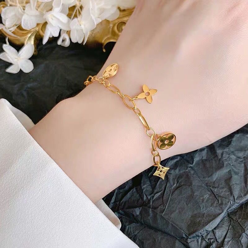 Titanium Steel Golden Hollow Four-leaf Clover Tassel Bracelet Women's Color-free Japanese and Korean Fashion Diamond Flower Bracelet