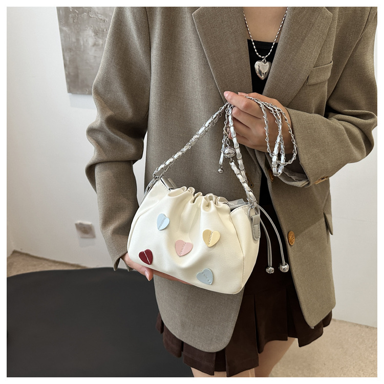 Drawstring bucket for women 2024 new Korean fashion shoulder bag, simple commuting contrasting color heart chain_voghion.com