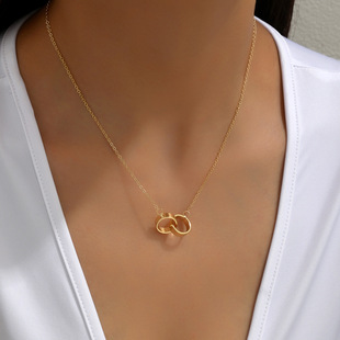 Double-ring pendant necklace for women, golden temperament and trendy design, geometric chain interlocking double-circle clavicle chain