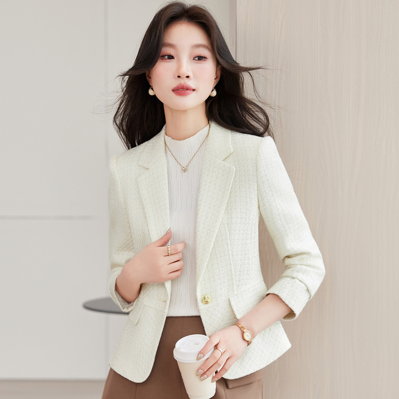 Light luxury Chanel-style tweed blazer for women, short and slim-fitting, 2026 autumn professional commuter black suit