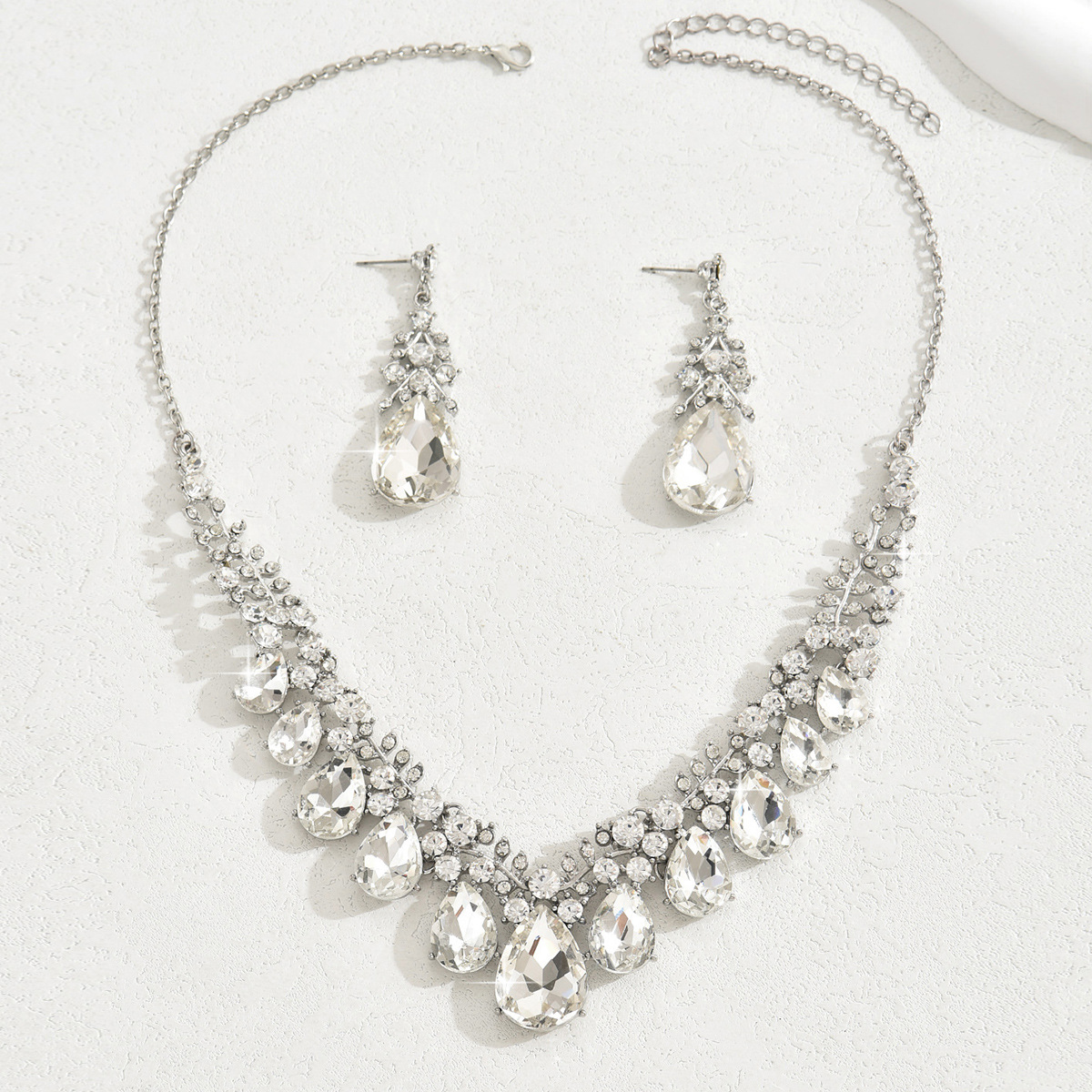 Conjunto de pendientes de collar exagerado retro europeo y americano, cadena de clavícula de gema