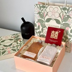 欧家の入浴剤の体の乳の2つのセットの大きい箱の贈り物の箱の贈り物の袋の新型のナシの花のハンドクリームは空の箱の手袋を包装します。