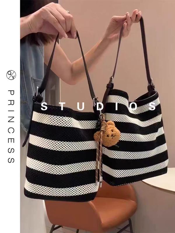 包包女式2025新款超火黑白条纹编织水桶包大容量度假休闲斜挎大包|undefined