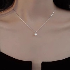 一つのペンダントの強い光の淡水真珠のネックレス
