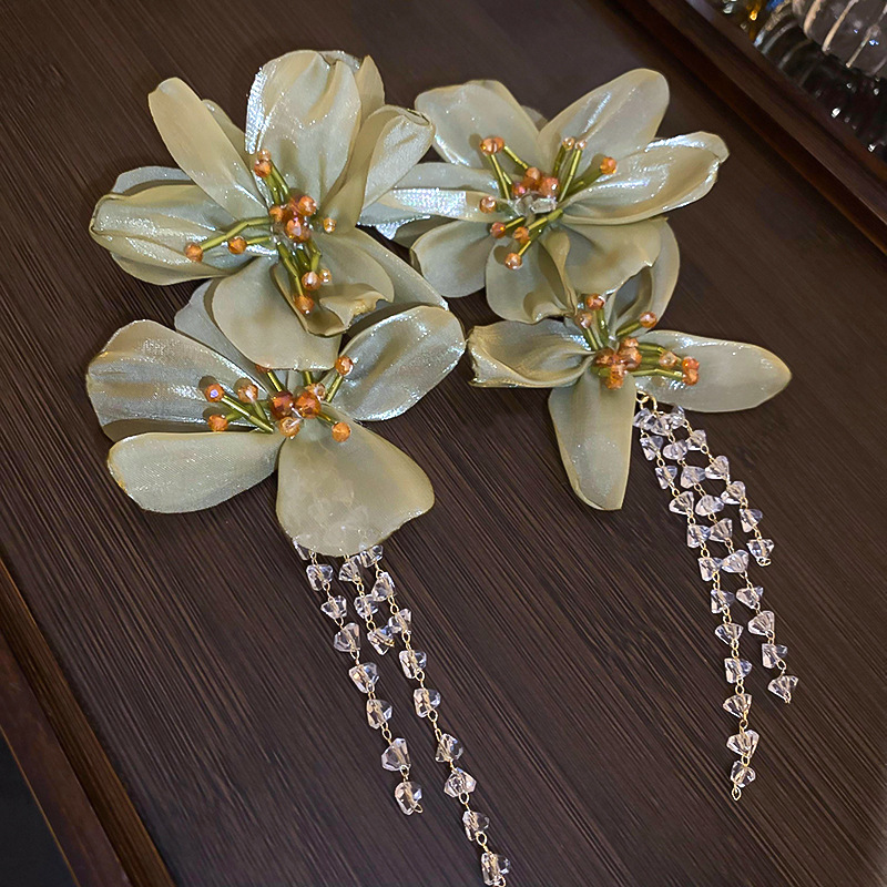 Pendientes exagerados de flores de tela verde con aguja de plata Pendientes atmosféricos de alta calidad Pendientes de viento de princesa súper hada