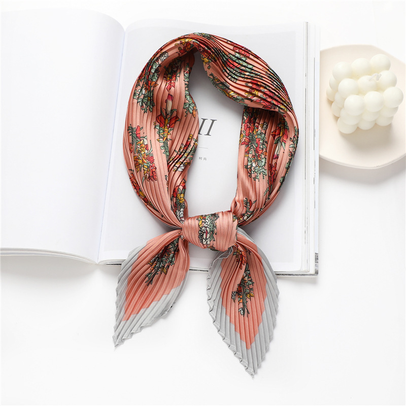 Sciarpa stampata elegante Sciarpa decorativa versatile da donna Sciarpa quadrata da 70 cm Sciarpa di seta imitazione rugosa Autunno e_voghion.com