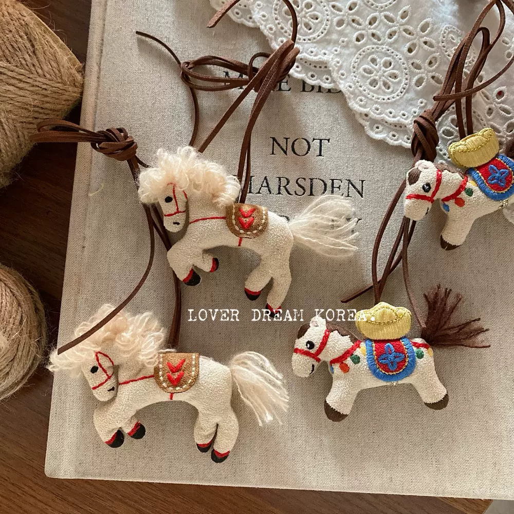 本命年可爱布艺小马项链女配大衣手工毛绒网红马上有项链女童挂件