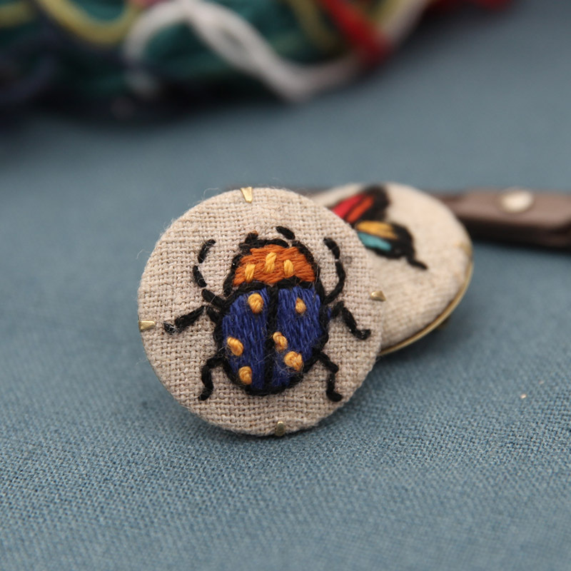 Bordado hecho a mano DIY Kit de material de tela paquete niños novato simple cinta bordado tridimensional collar sello lindo colgante