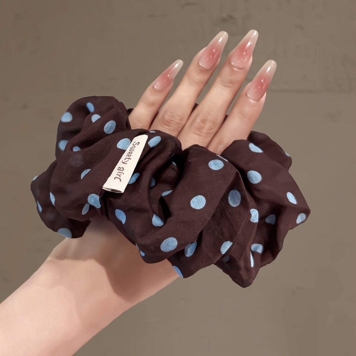 Elegant scrunchie med prickar för kvinnor i kaffefärg nyans_voghion.com