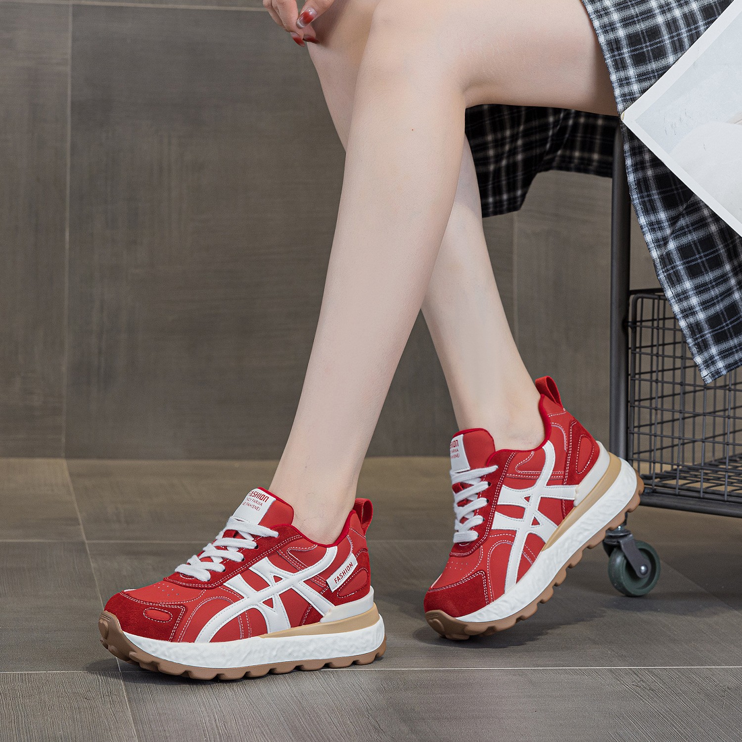 Pequeño aumento de altura de los zapatos de entrenamiento para mujeres 2025 otoño nuevos zapatos casuales ligeros zapatos deportivos transpirables para padres mujeres
