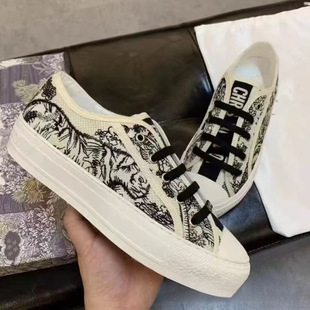 ���QD���ϻ��̽�����ЬŮ���e��Ь�r�н����p���Ь�ٴ�С��ЬŮ