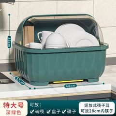 台所の物置棚に食器と箸を入れて、食器と皿の水切り棚を収納します。