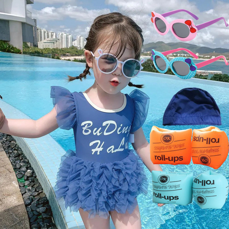 Trajes de baño azules + sombrero de baño + gafas de sol + brazaletes