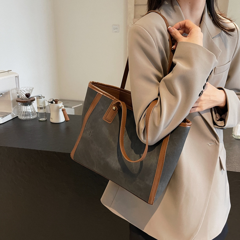 Bolsa de alta sensación de gran capacidad para mujeres 2023 nuevo otoño y invierno, bolsa de hombro universal para estudiantes universitarios en clase, bolsa de viaje