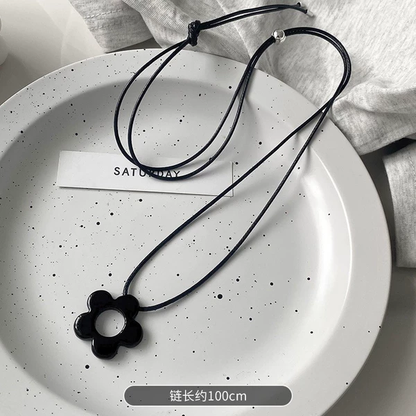 Elegant black necklace