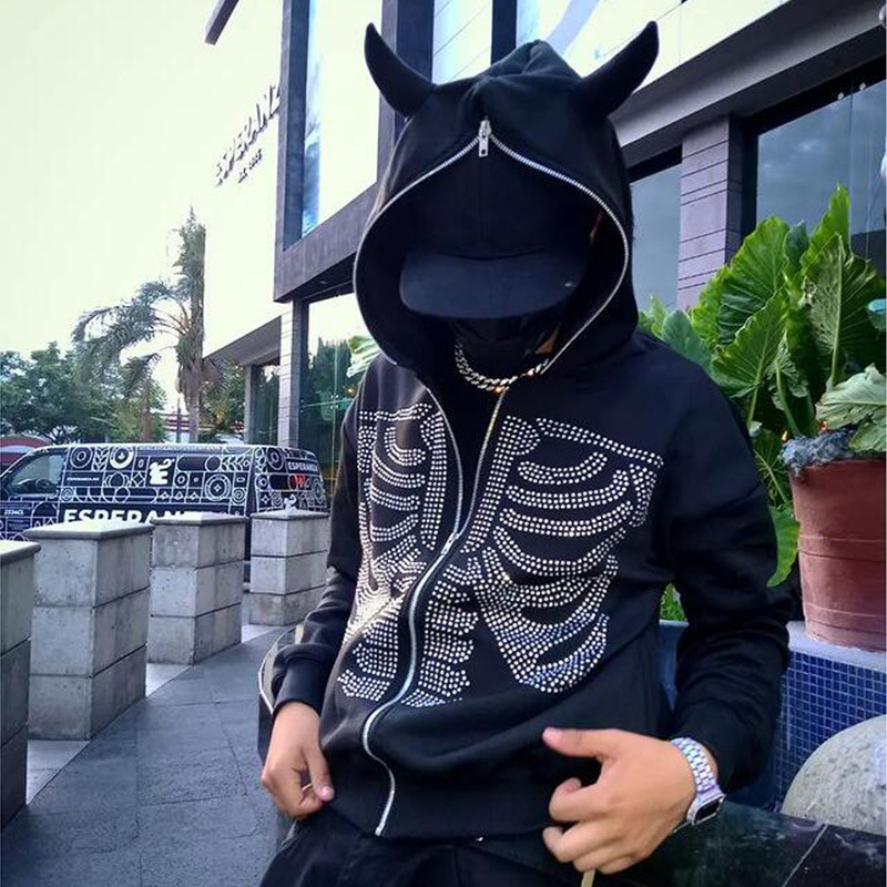 Felpa con cappuccio e cerniera personalizzata con diamante caldo, tendenza di strada per uomo, con corna da diavolo sullo sterno_voghion.com