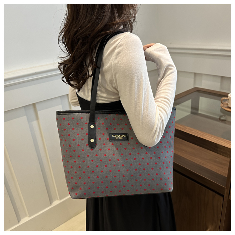 The 2024 new Korean-style tote bag with a college style is stylish, elegant and beautiful. It is a large-capacity single-shoulder and underarm commuter handbag undefined