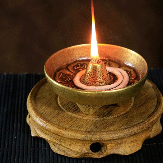 For the Buddha oil lamp, the eight treasure bronze for the lamp, the Lotus Lotus Lotus Lotus Lantern Lantern Lantern, the front of the Lantern House of Antique Countermenda Lights