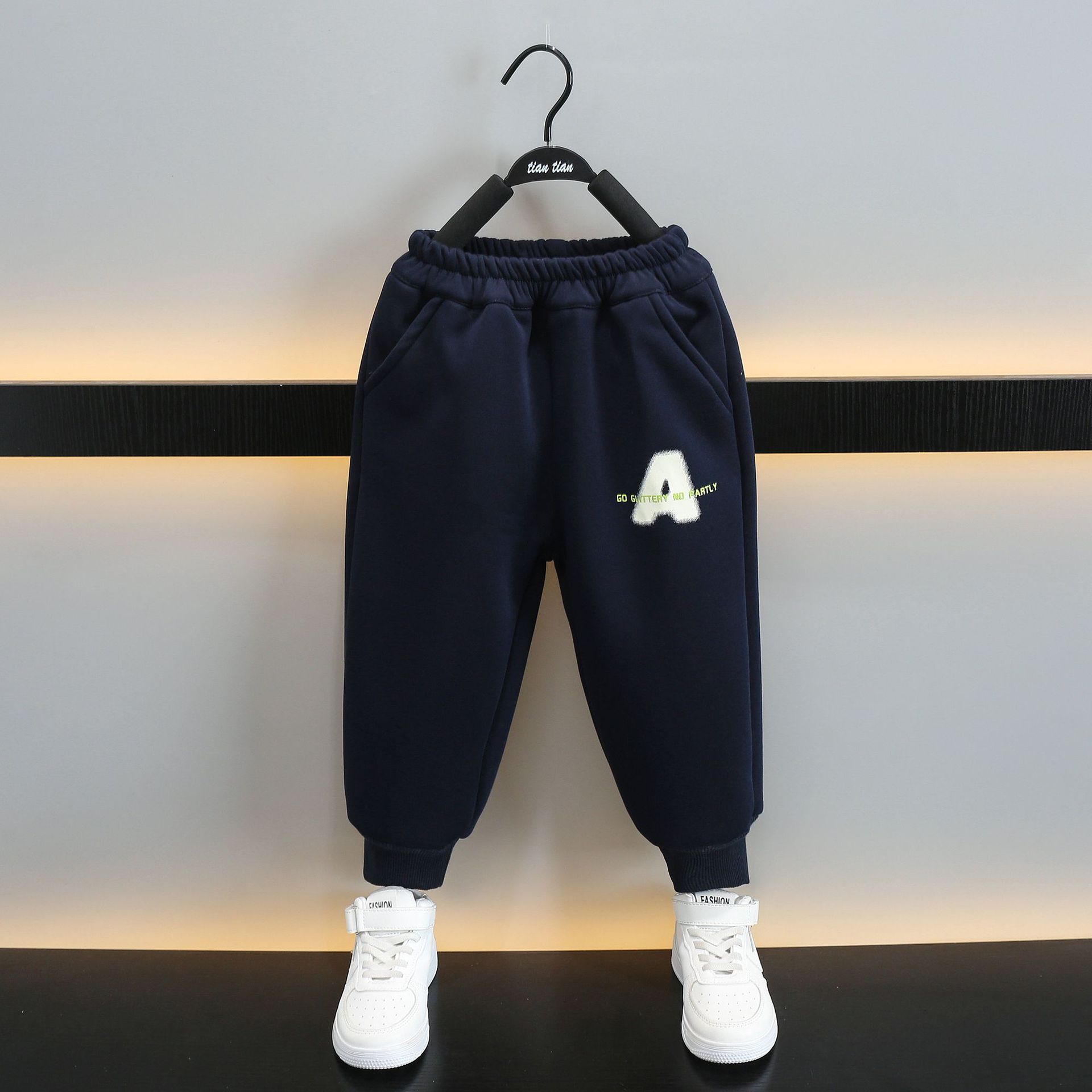 6745 Traje para niños Primavera y otoño Ropa de otoño para niños Estilo occidental Suéter de otoño e invierno para niños Conjunto de dos piezas más terciopelo para bebés Invierno