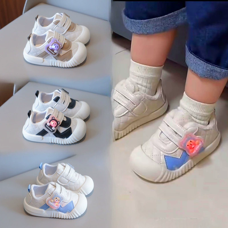 Детские закрытые ботинки для первых шагов с мягкой подошвой, антискользящей подошвой и светящимися элементами, осень 2025, для мальчиков, из кожи с мультяшными принтами.