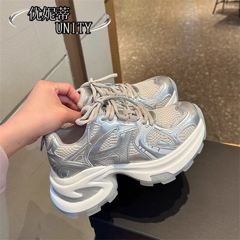 Zapatos de altura de fondo grueso para padres y mujeres 2024 otoño nuevos zapatos de deporte casuales de moda transpirables rojos en la calle