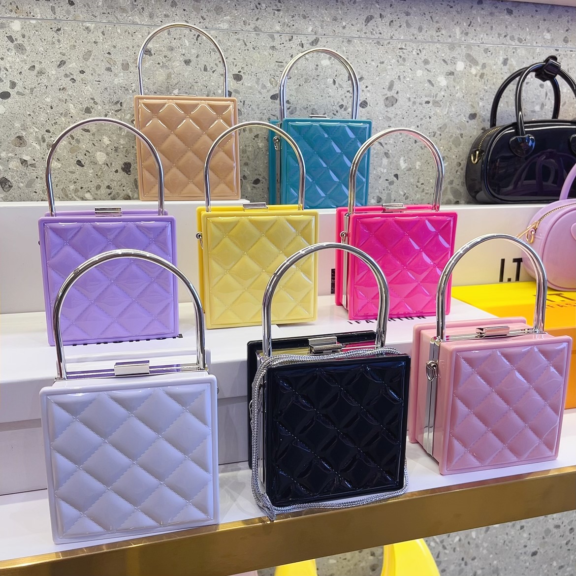 2025 New cross-border foreign trade women's bag, retro chain mini jelly bag opening red envelope box bag details Picture