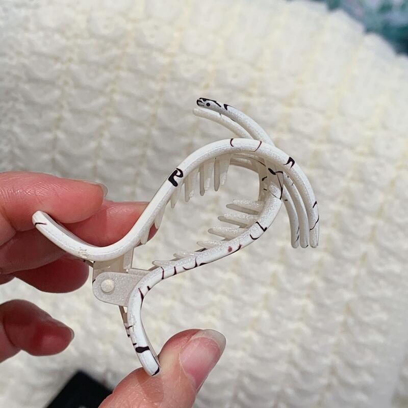 Matte minimalist claw clip with abundant hair volume, shark clip at the back, high-end half-ponytail hair clip, hair accessory hair pin