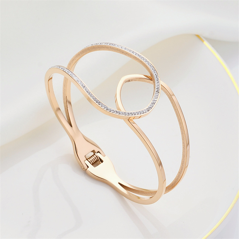 Pulsera de titanio y acero para mujer, diseño moderno y sencillo, pulsera de lujo que no se desvanece, venta al por mayor en stock.