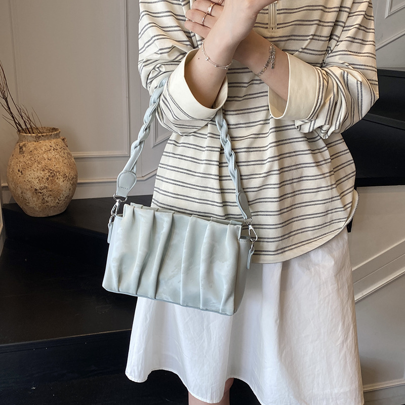 Nuevos productos de verano 2025 pliegues nube pequeña bolsa cuadrada mujer comercio exterior coreano bolsa de axilas de todo fósforo bolsa de mensajero de moda popular