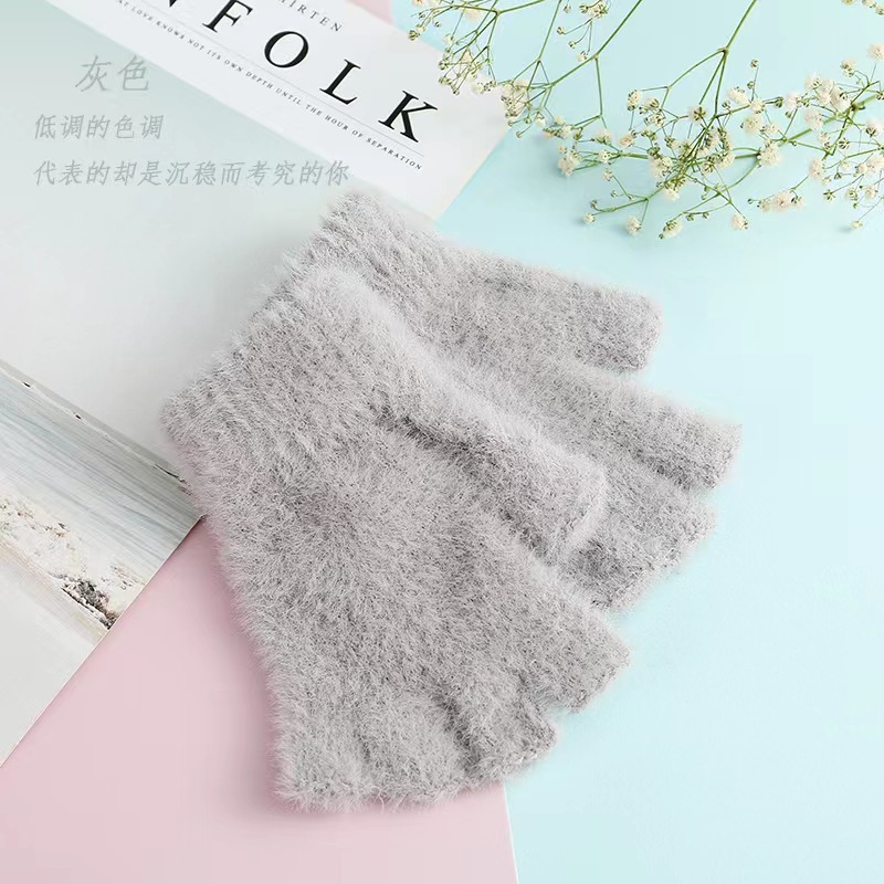 冬にはぬいぐるみの純色のサンゴのベルベット手袋を厚くして、シンプルでファッション的なニットとベルベットの保温手袋の女性スポット卸売りをします|undefined