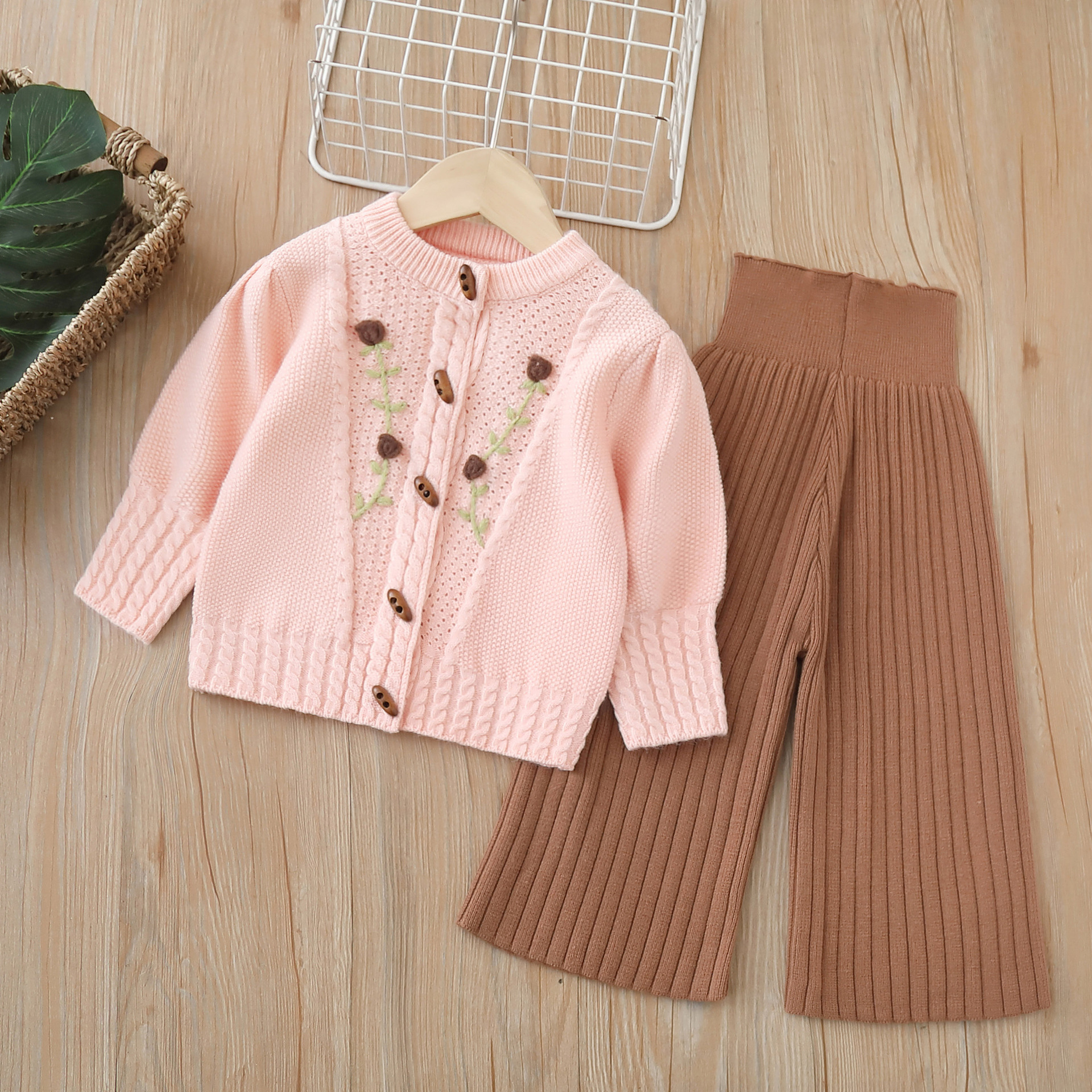 Set pantaloni tricotați din două piese pentru fete, toamnă/iarnă 2024, model nou, model Treasure, model lucrat manual cu flori_voghion.com