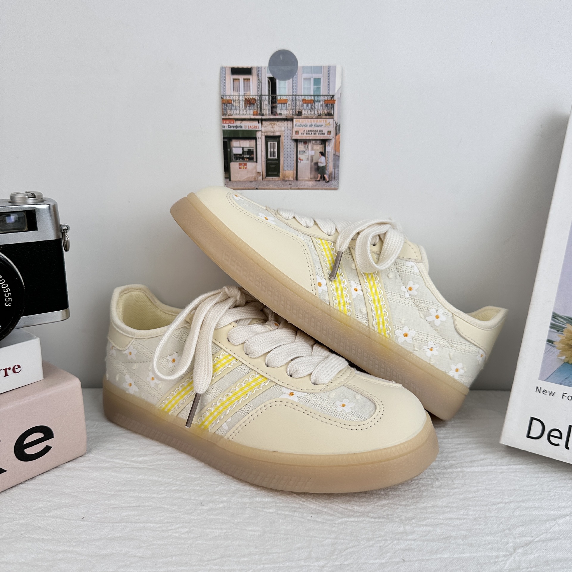 Yuanbo coreano zapatos de skate para mujeres 2025, verano nuevo bordado con zapatos blancos con falda retrógrada zapatos de entrenamiento alemán