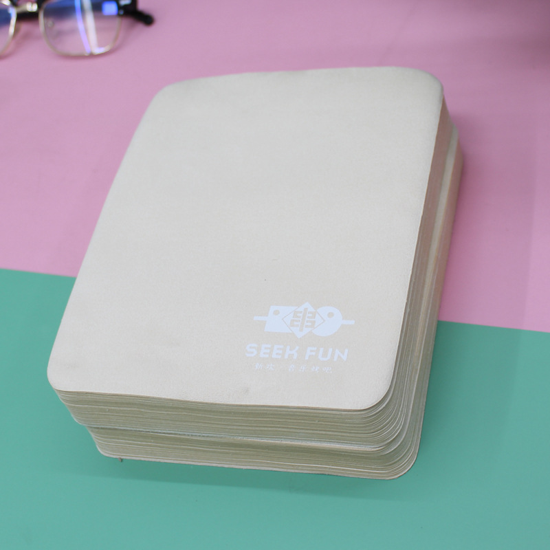 Paño de limpieza de fibra beige engrosado para gafas, paño de limpieza al por mayor para joyería y jade, paño para limpiar pantallas con impresión de logotipo