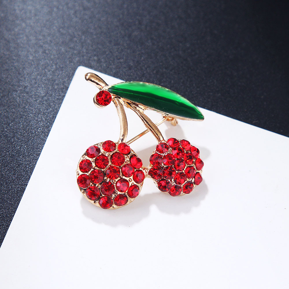 Kersen broche voor dames met strass blaadje mode speld_voghion.com