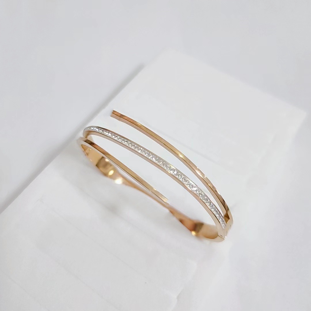 Venta caliente transfronteriza Kaga moda titanio acero clavo pulsera diamante de lujo ligero acero inoxidable todo fósforo pulsera no se desvanece