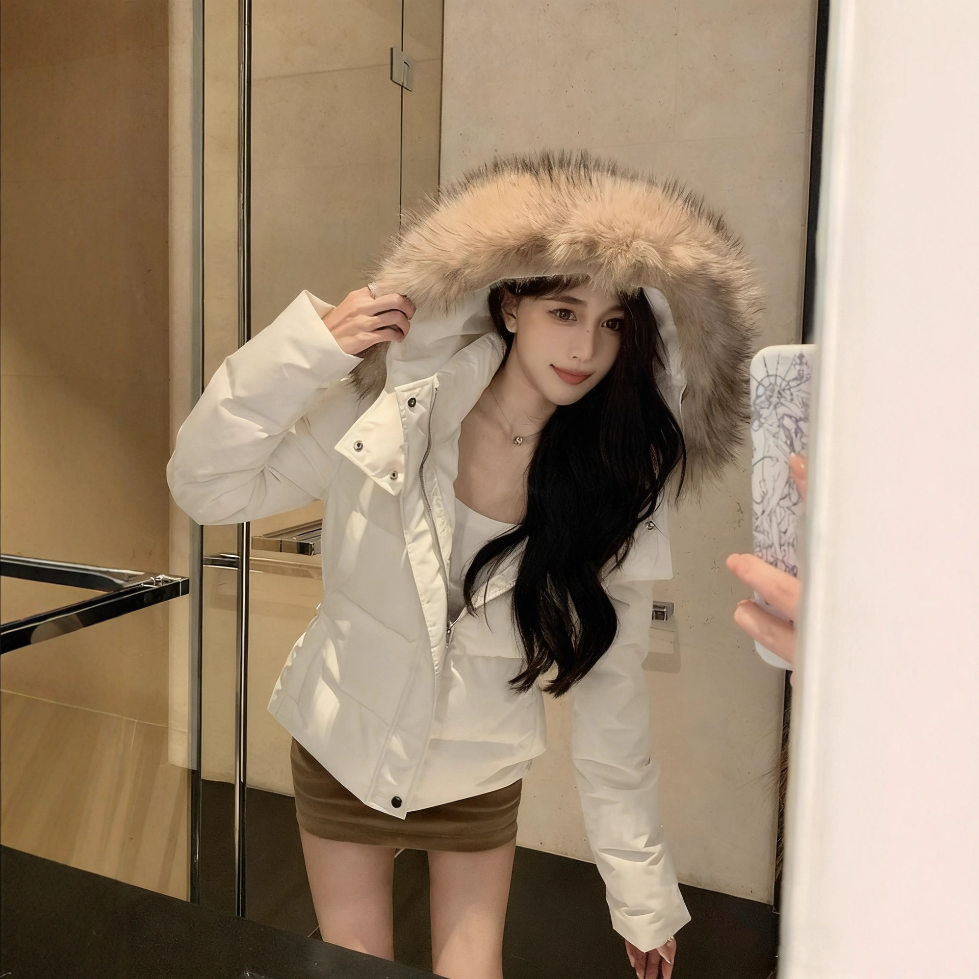2025年新款收腰显瘦版羽绒服女冬季短款白色修身可拆卸大毛领外套