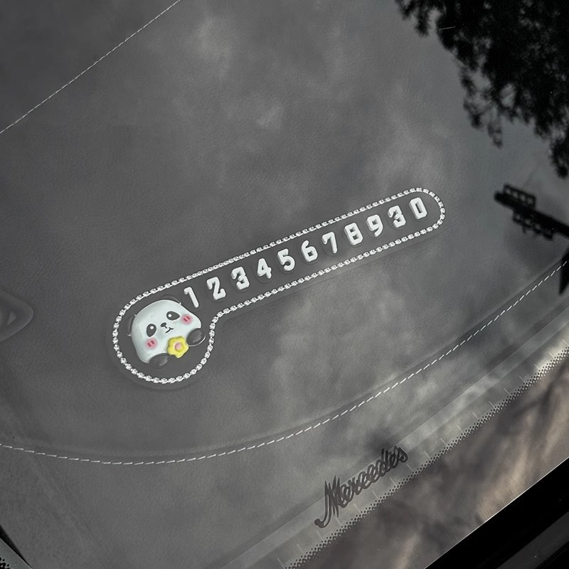 Espacio de estacionamiento temporal del automóvil, número de matrícula móvil, placa de estacionamiento, bricolaje, nueva chica linda creativa, teléfono móvil en el automóvil