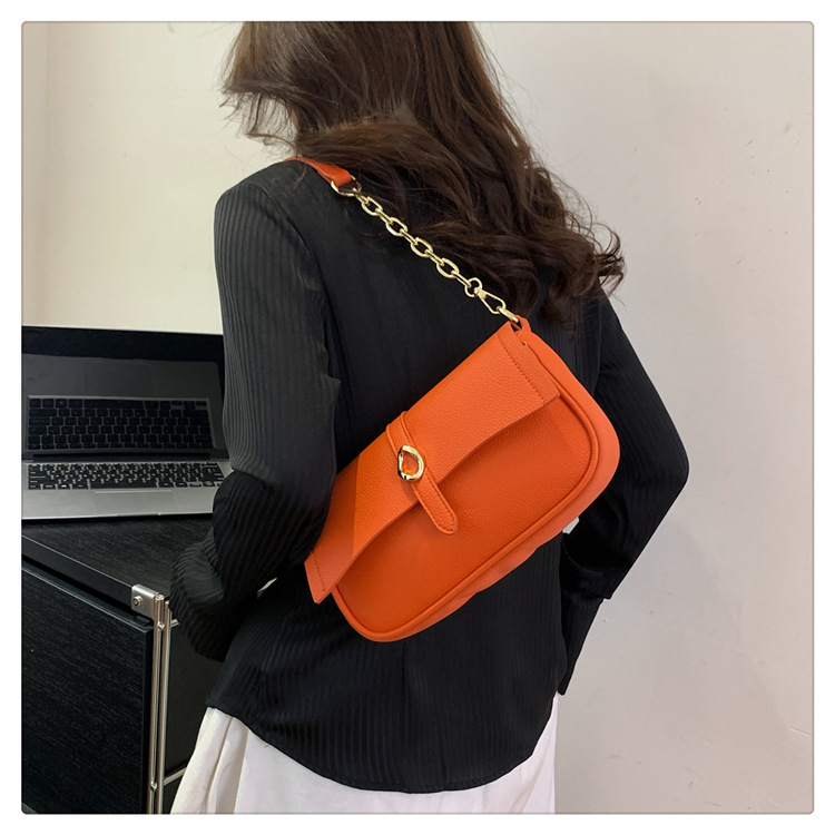 Women's Medium Pu Leather Solid Color Streetwear Magnetic Buckle Shoulder Bag display picture 32