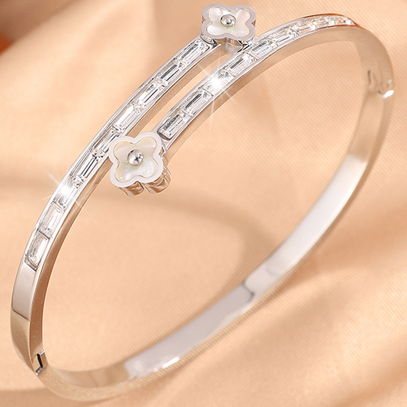 Coreano de alta calidad cuatro hojas de titanio acero brazalete de diseño femenino minimalista diamantes plateados no desvanecen brazalete joyas brazalete