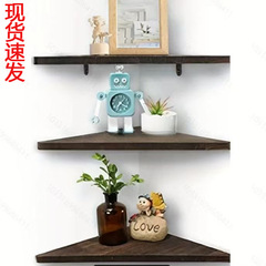 木製の三角棚は壁の浴室の隅に寄りかかって多層の収納棚の工芸品の壁の隅にあります。
