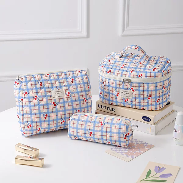 Portable makeup bag with large capacity, small floral pattern, quilted cotton fabric, cute floral design, suitable for travel and students