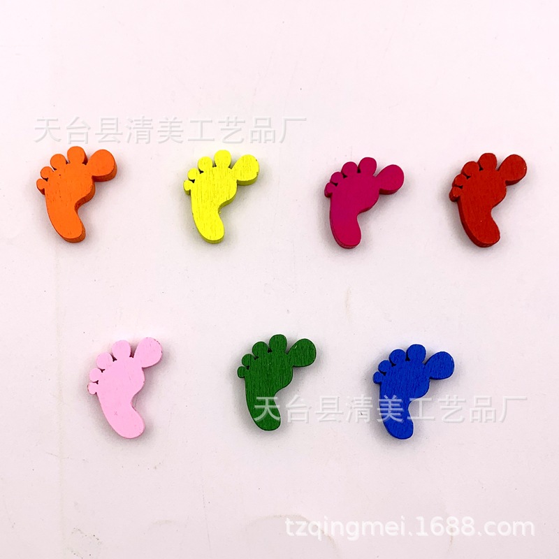 Colores de pies, palmas, botones de madera mezclados, palmas de 5mm de grosor, forma de pies, botones para niños, 50 piezas por paquete