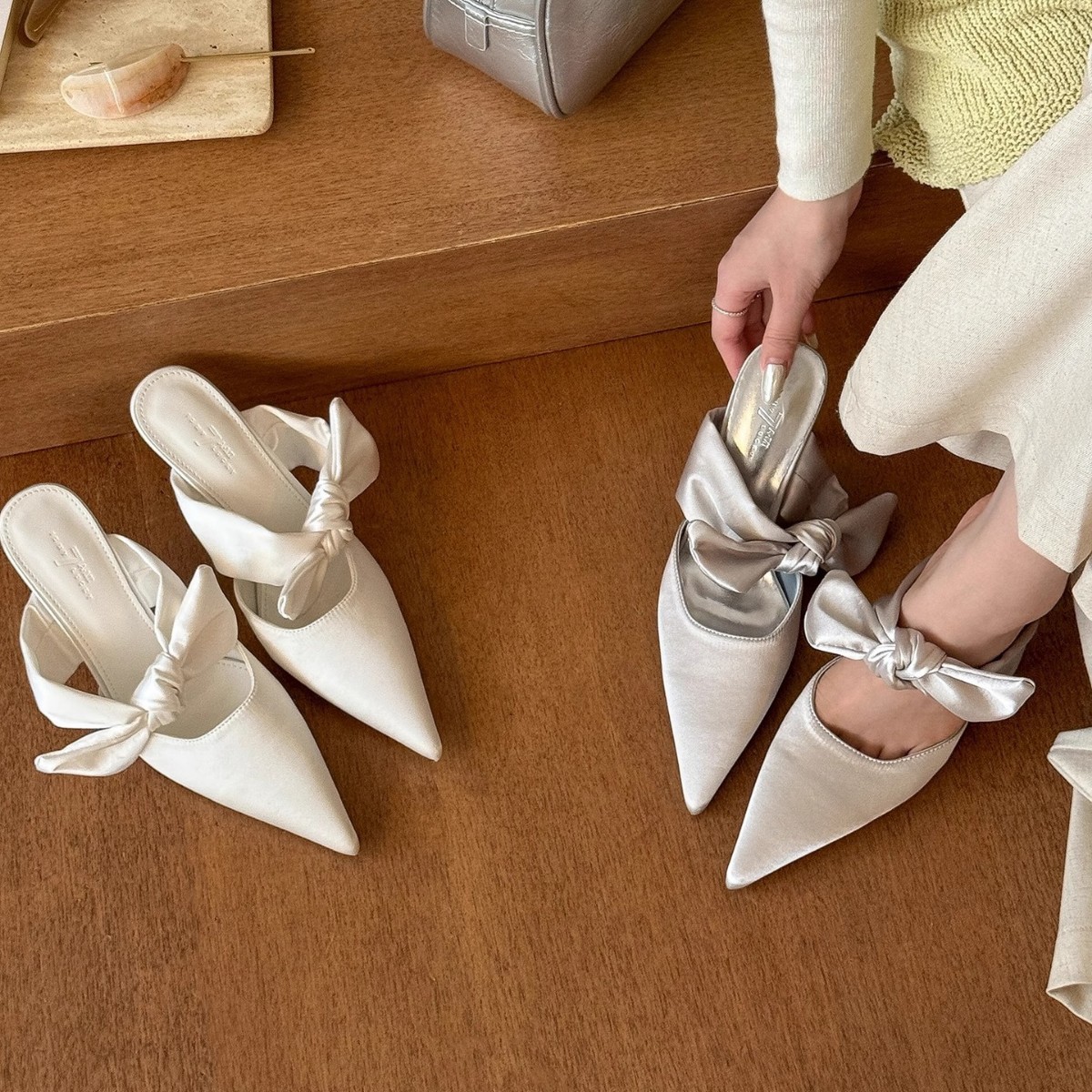 ¡Elingstudio Naibai Senior! Satén puntiagudo bowknot Muller tacones de aguja mujer puntera media pantufla